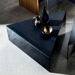 Mesa centro Regolo triangular madera de Sovet Italia. Mesas y complementos de diseño.