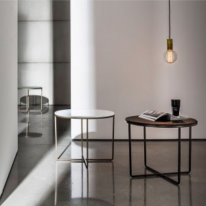 Mesa auxiliar Piktor de Sovet Italia. Mesas de centro de diseño italiano.